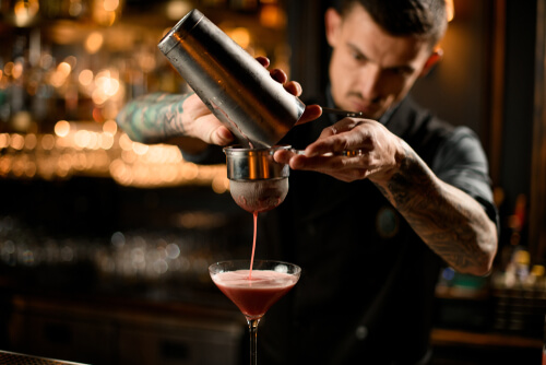 Mixologue lors d'une animation culiinaire bar à cokctail