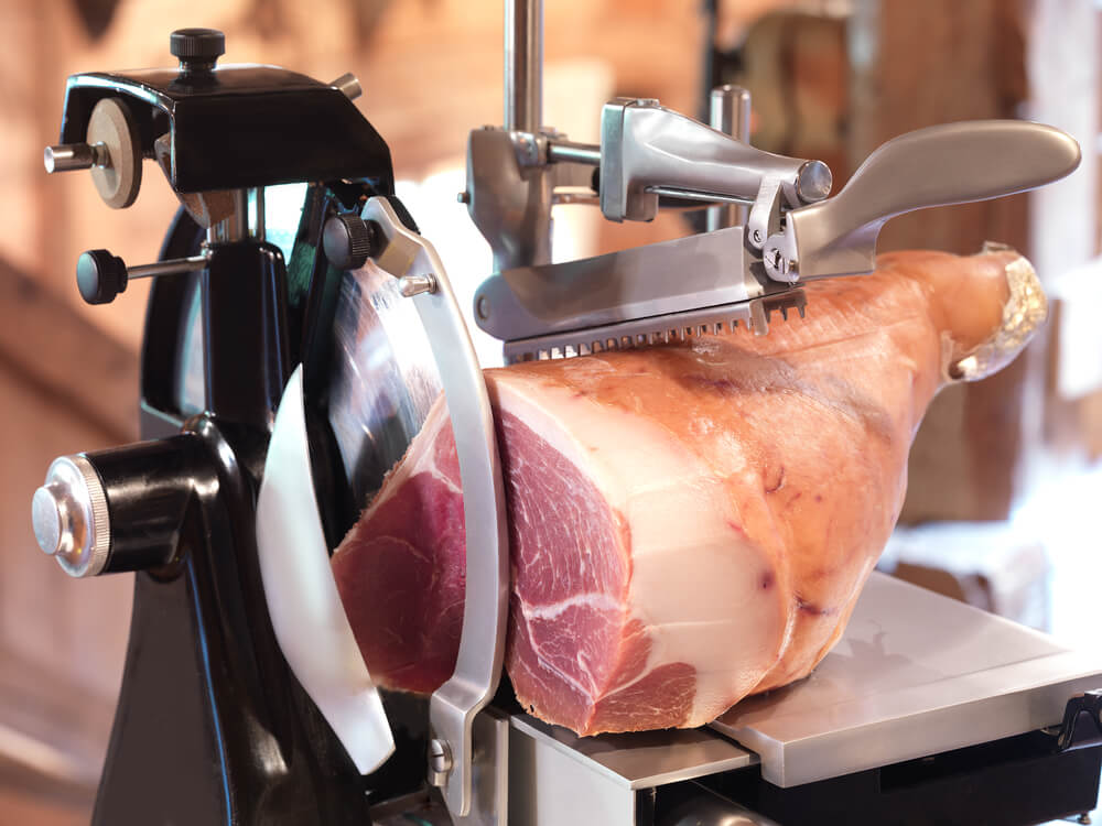coupe de jambon par un traiteur