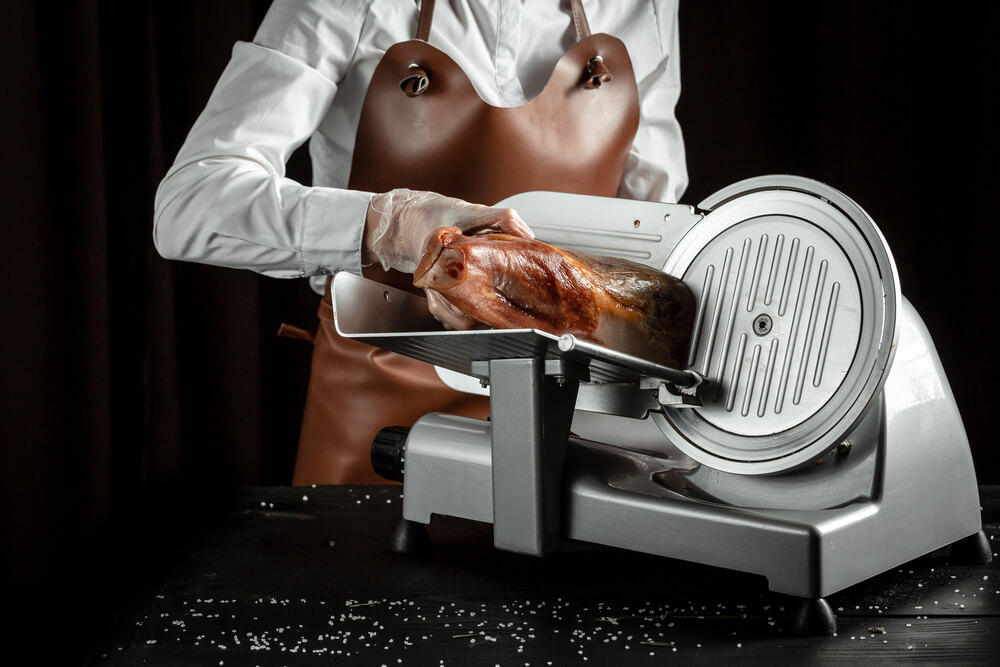 traiteur coupant du jambon