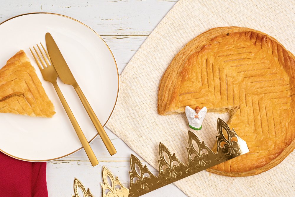 une assiète contenant une part de galette des rois