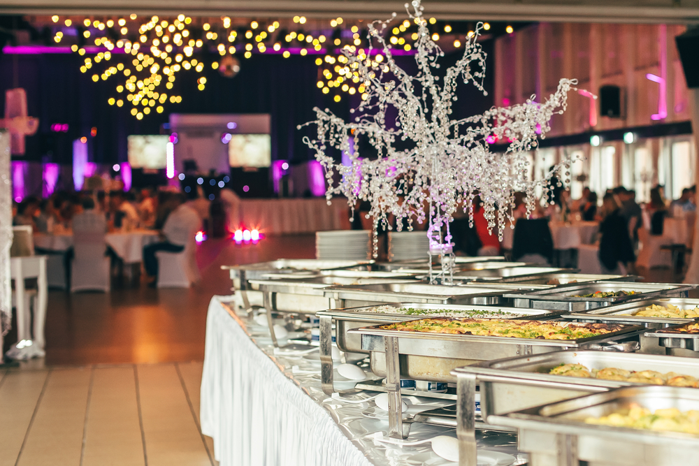 Buffet ou repas assis : pourquoi choisir un cocktail déjeunatoire ?